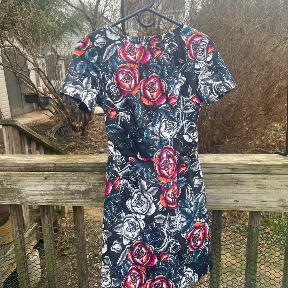 French Connection Dress Floral Size 2 Short Sleeve Back Zip